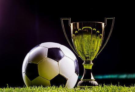 事中备受关 事中备受关